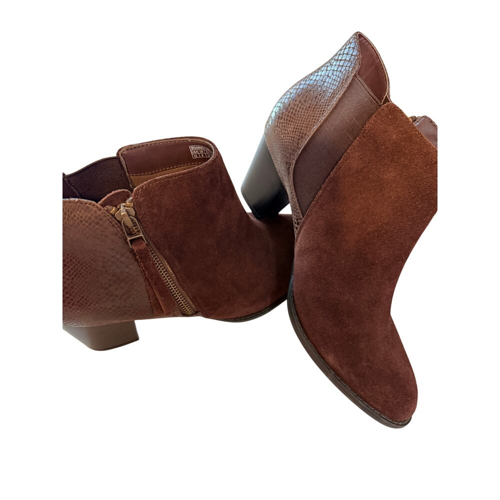 Vionic women’s Ankle BootsBrown suede, snake embossed size 10